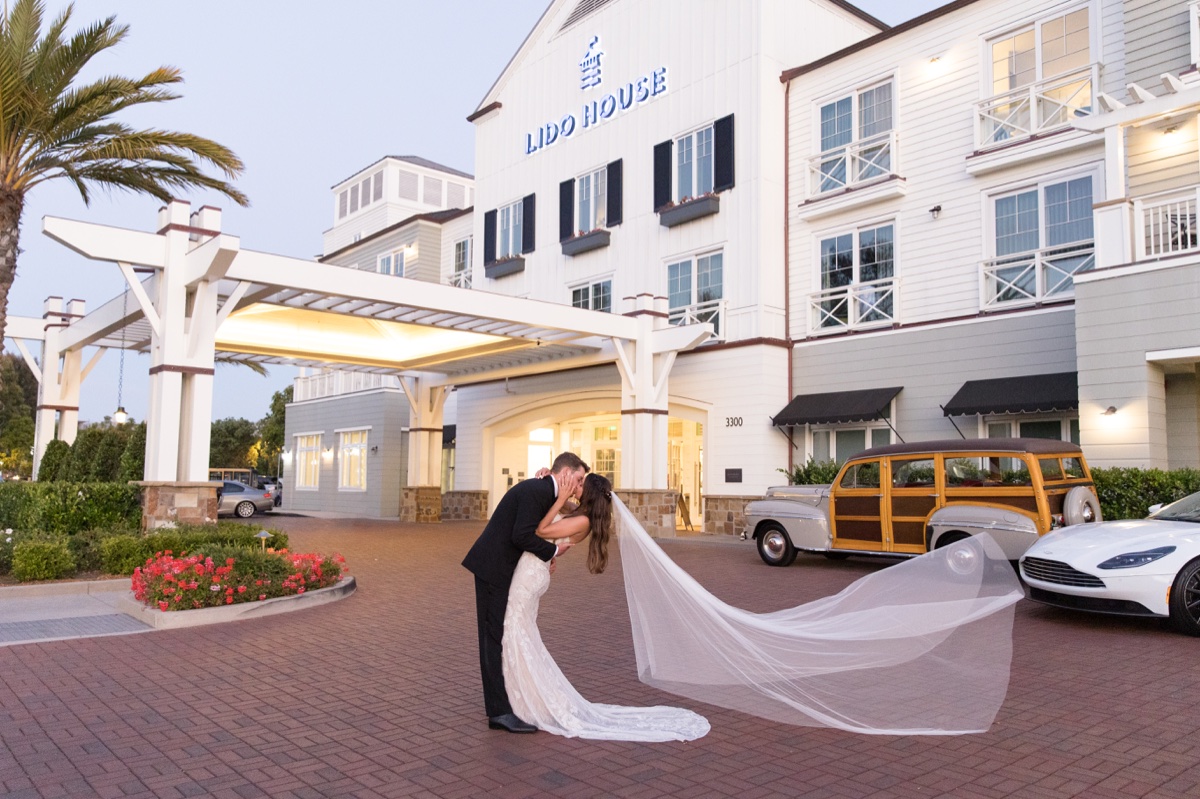 This photo depicts a Lido House Hotel wedding so perfectly. It mixes the couples' modern, simple and traditional wants. 
